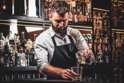 Tapas bar smješten na otoku Krku na Trgu u starom gradu u mjestu Vrbnik traži Konobara/ Šankera