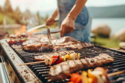 Tražimo roštilj majstora i pomoćnog djelatnika za rad u Fast foodu u Selcu. (Plaža Poli Mora)