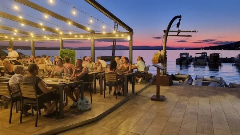 KONOBAR : RESTORANSKI za A la cart, Mjesto rada : CRKVENICE