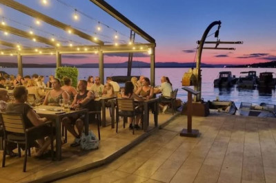 KONOBAR : RESTORANSKI za A la cart, Mjesto rada : CRKVENICE